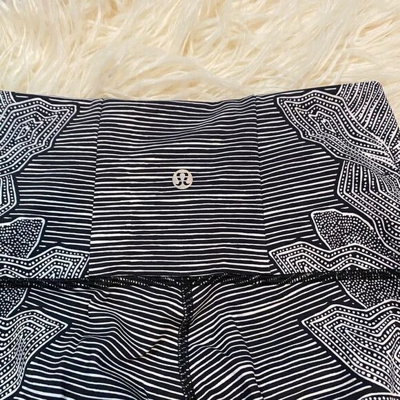 Lululemon Wunder Under Pant Grey Floral
Dottie Tribe leggings size 4 - Picture 6 of 10